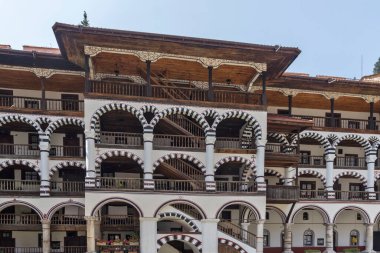 RILA MONASTERY, BULGARIA - 24 Haziran 2021: Rila (Rila Manastırı), Kyustendil Bölgesi, Bulgaristan 'daki Saint Ivan (John) Manastırı' nın iç manzarası