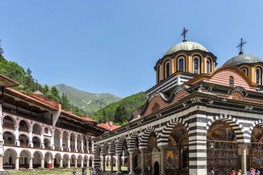 RILA MONASTERY, BULGARIA - 24 Haziran 2021: Rila (Rila Manastırı), Kyustendil Bölgesi, Bulgaristan 'daki Saint Ivan (John) Manastırı' nın iç manzarası