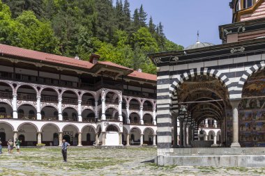 RILA MONASTERY, BULGARIA - 24 Haziran 2021: Rila (Rila Manastırı), Kyustendil Bölgesi, Bulgaristan 'daki Saint Ivan (John) Manastırı' nın iç manzarası