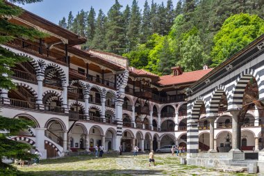 RILA MONASTERY, BULGARIA - 24 Haziran 2021: Rila (Rila Manastırı), Kyustendil Bölgesi, Bulgaristan 'daki Saint Ivan (John) Manastırı' nın iç manzarası