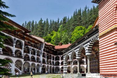 RILA MONASTERY, BULGARIA - 24 Haziran 2021: Rila (Rila Manastırı), Kyustendil Bölgesi, Bulgaristan 'daki Saint Ivan (John) Manastırı' nın iç manzarası
