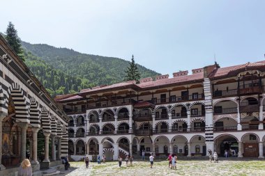 RILA MONASTERY, BULGARIA - 24 Haziran 2021: Rila (Rila Manastırı), Kyustendil Bölgesi, Bulgaristan 'daki Saint Ivan (John) Manastırı' nın iç manzarası