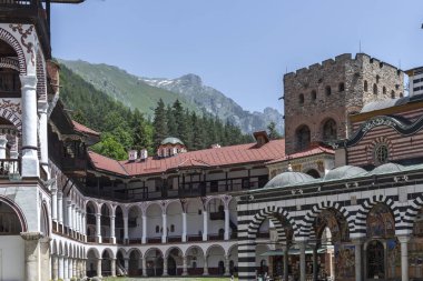 RILA MONASTERY, BULGARIA - 24 Haziran 2021: Rila (Rila Manastırı), Kyustendil Bölgesi, Bulgaristan 'daki Saint Ivan (John) Manastırı' nın iç manzarası