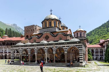 RILA MONASTERY, BULGARIA - 24 Haziran 2021: Rila (Rila Manastırı), Kyustendil Bölgesi, Bulgaristan 'daki Saint Ivan (John) Manastırı' nın iç manzarası