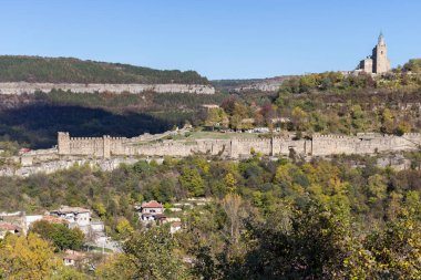 VELIKO TARNOVO, BULGARIA - 1 Kasım 2020: Bulgaristan 'ın Veliko Tarnovo kentinin şaşırtıcı panoramik manzarası