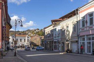 VELIKO TARNOVO, BULGARIA - NOVEMBER 1, 2020: Bulgaristan 'ın Veliko Tarnovo kentinin merkezindeki Tipik sokak ve bina