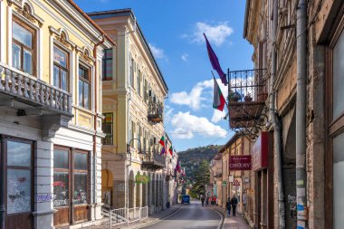 VELIKO TARNOVO, BULGARIA - NOVEMBER 1, 2020: Bulgaristan 'ın Veliko Tarnovo kentinin merkezindeki Tipik sokak ve bina