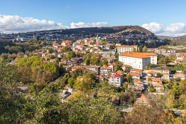 VELIKO TARNOVO, BULGARIA - 1 Kasım 2020: Bulgaristan 'ın Veliko Tarnovo kentinin şaşırtıcı panoramik manzarası