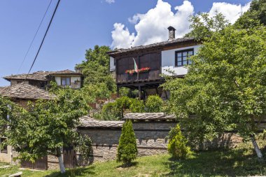 Otantik ondokuzuncu yüzyıl evleriyle Leshten Köyü, Blagoevgrad Bölgesi, Bulgaristan