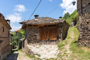 Otantik ondokuzuncu yüzyıl evleriyle Leshten Köyü, Blagoevgrad Bölgesi, Bulgaristan