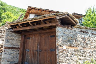 Otantik ondokuzuncu yüzyıl evleriyle Leshten Köyü, Blagoevgrad Bölgesi, Bulgaristan