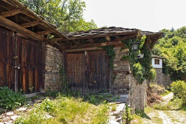 本物の19世紀の家とレステンの村 ブラゴエヴグラード地方 ブルガリア — ストック写真