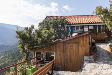 ASENOVGRAD, BULGARIA - 26 Ağustos 2021: Bulgaristan 'ın Filibe Bölgesi Asenovgrad yakınlarındaki Selanik Kilisesi Aziz Demetrius