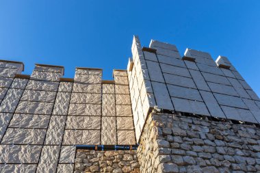 Bulgaristan 'ın Birinci Bulgar İmparatorluğu döneminde Pernik kasabası yakınlarındaki Ortaçağ tahkim edilmiş Krakra kenti harabeleri