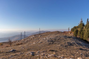 Bulgaristan 'ın Kyustendil Bölgesi' nin Viden Tepesi yakınlarındaki Konyavska dağının sonbahar gün batımı manzarası