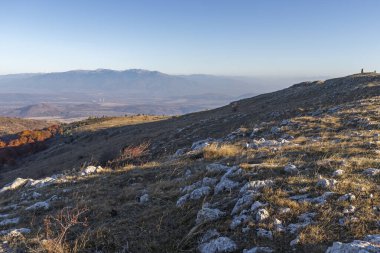 Bulgaristan 'ın Kyustendil Bölgesi' nin Viden Tepesi yakınlarındaki Konyavska dağının sonbahar gün batımı manzarası