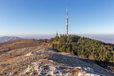 Bulgaristan 'ın Kyustendil Bölgesi' nin Viden Tepesi yakınlarındaki Konyavska dağının sonbahar gün batımı manzarası