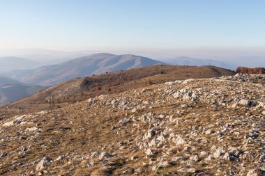 Bulgaristan 'ın Kyustendil Bölgesi' nin Viden Tepesi yakınlarındaki Konyavska dağının sonbahar gün batımı manzarası