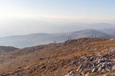 Bulgaristan 'ın Kyustendil Bölgesi' nin Viden Tepesi yakınlarındaki Konyavska dağının sonbahar gün batımı manzarası