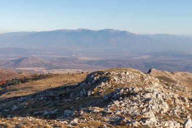 Bulgaristan 'ın Kyustendil Bölgesi' nin Viden Tepesi yakınlarındaki Konyavska dağının sonbahar gün batımı manzarası