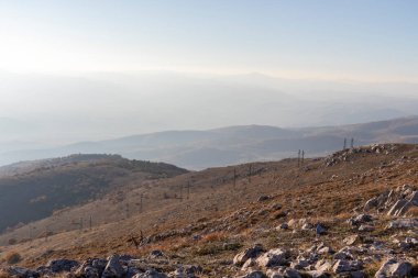 Bulgaristan 'ın Kyustendil Bölgesi' nin Viden Tepesi yakınlarındaki Konyavska dağının sonbahar gün batımı manzarası