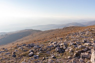 Bulgaristan 'ın Kyustendil Bölgesi' nin Viden Tepesi yakınlarındaki Konyavska dağının sonbahar gün batımı manzarası