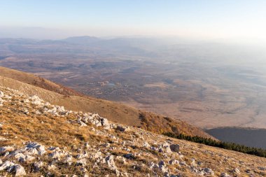Bulgaristan 'ın Kyustendil Bölgesi' nin Viden Tepesi yakınlarındaki Konyavska dağının sonbahar gün batımı manzarası