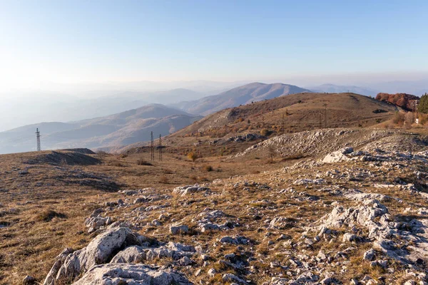 Bulgaristan 'ın Kyustendil Bölgesi' nin Viden Tepesi yakınlarındaki Konyavska dağının sonbahar gün batımı manzarası