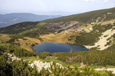 Bulgaristan 'ın Yonchevo Gölü yakınlarındaki Rila Dağı' nın muhteşem manzarası