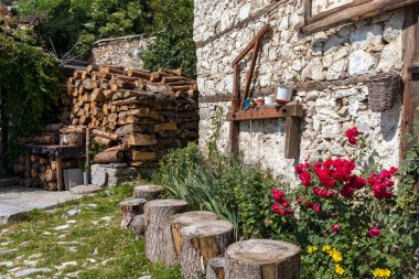 DELCHEVO, BULGARIA - 30 Haziran 2020: 19. yüzyıldan kalma özgün evleri olan Delchevo köyü, Blagoevgrad bölgesi, Bulgaristan