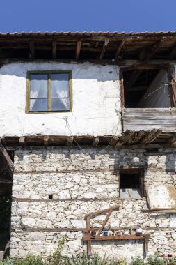 DELCHEVO, BULGARIA - 30 Haziran 2020: 19. yüzyıldan kalma özgün evleri olan Delchevo köyü, Blagoevgrad bölgesi, Bulgaristan