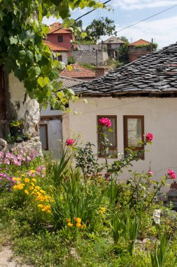 DELCHEVO, BULGARIA - 30 Haziran 2020: 19. yüzyıldan kalma özgün evleri olan Delchevo köyü, Blagoevgrad bölgesi, Bulgaristan