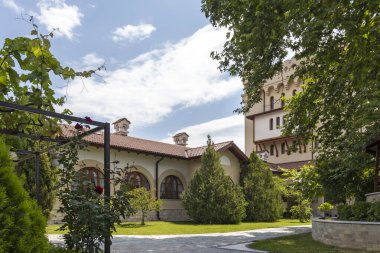 DELCHEVO, BULGARIA - 30 Haziran 2020: 19. yüzyıldan kalma özgün evleri olan Delchevo köyü, Blagoevgrad bölgesi, Bulgaristan