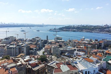 İSTANBUL, TURKEY - 27 Temmuz 2019: Galata Kulesi 'nden İstanbul, Türkiye' ye inanılmaz Panoramik manzara