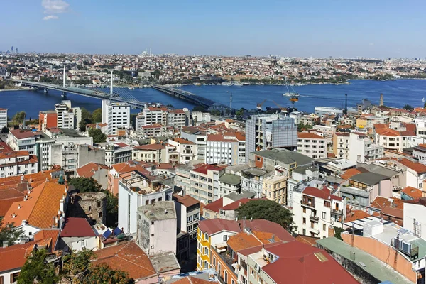 İSTANBUL, TURKEY - 27 Temmuz 2019: Galata Kulesi 'nden İstanbul, Türkiye' ye inanılmaz Panoramik manzara