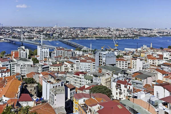 İSTANBUL, TURKEY - 27 Temmuz 2019: Galata Kulesi 'nden İstanbul, Türkiye' ye inanılmaz Panoramik manzara