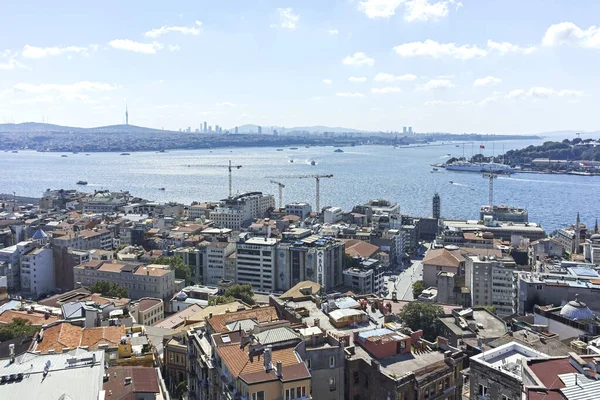 İSTANBUL, TURKEY - 27 Temmuz 2019: Galata Kulesi 'nden İstanbul, Türkiye' ye inanılmaz Panoramik manzara