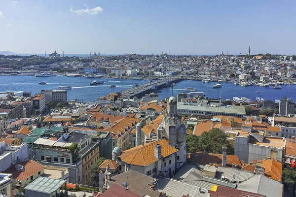 İSTANBUL, TURKEY - 27 Temmuz 2019: Galata Kulesi 'nden İstanbul, Türkiye' ye inanılmaz Panoramik manzara