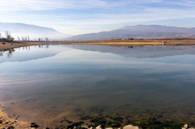 Drenov Dol rezervuarı, Kyustendil bölgesi, Bulgaristan 'ın muhteşem manzarası