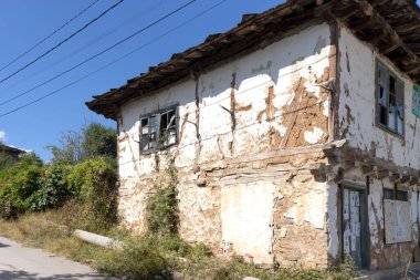 Bulgaristan 'ın Lovech bölgesinin tarihi Staro Stefanovo köyündeki tipik sokak ve eski evler