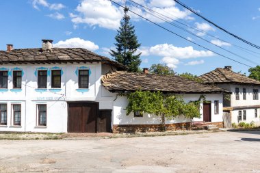 Bulgaristan 'ın Lovech bölgesinin tarihi Staro Stefanovo köyündeki tipik sokak ve eski evler