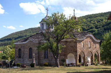 Bulgaristan 'ın Lovech bölgesinin tarihi Staro Stefanovo köyündeki tipik sokak ve eski evler