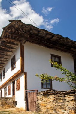 Bulgaristan 'ın Lovech bölgesinin tarihi Staro Stefanovo köyündeki tipik sokak ve eski evler
