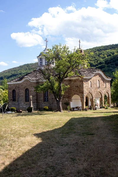 Bulgaristan 'ın Lovech bölgesinin tarihi Staro Stefanovo köyündeki tipik sokak ve eski evler