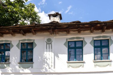 Bulgaristan 'ın Lovech bölgesinin tarihi Staro Stefanovo köyündeki tipik sokak ve eski evler