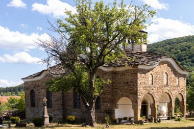 Bulgaristan 'ın Lovech bölgesinin tarihi Staro Stefanovo köyündeki tipik sokak ve eski evler