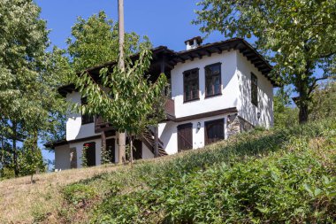 Bulgaristan 'ın Lovech bölgesindeki Oreshak köyünde otantik ondokuzuncu yüzyıl evlerine sahip Baba Stana Mahallesi