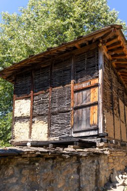 Bulgaristan 'ın Lovech bölgesindeki Oreshak köyünde otantik ondokuzuncu yüzyıl evlerine sahip Baba Stana Mahallesi