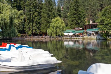 VELINGRAD, BULGARIA - 29 Haziran 2021: Kleptuza Gölü Bulgaristan 'ın Pazardzhik bölgesinin Velingrad kentindeki ünlü spa tatil beldesi