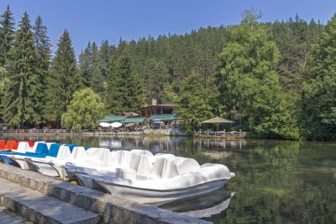 VELINGRAD, BULGARIA - 29 Haziran 2021: Kleptuza Gölü Bulgaristan 'ın Pazardzhik bölgesinin Velingrad kentindeki ünlü spa tatil beldesi
